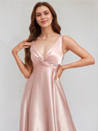Vestido de madrinha longo em cetim rosa empoeirado, corte A, decote em V, sem mangas