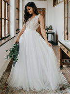 Sleeveless Scalloped Lace V-Neck A-Line Tulle Wedding Dress With Open Back