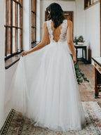 Sleeveless Scalloped Lace V-Neck A-Line Tulle Wedding Dress With Open Back