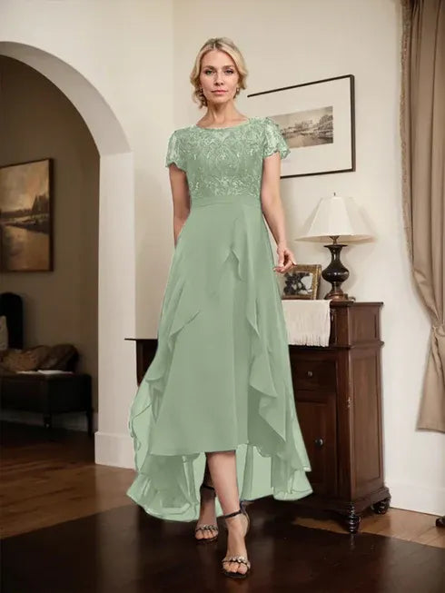 Robe mère de la mariée en chiffon et dentelle, ligne A, encolure dégagée illusion, asymétrique, avec nœud, volants et sequins