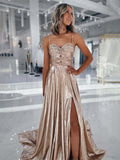 Vestido largo de fiesta línea A con tirantes de espagueti metálicos y brillo champán con abertura