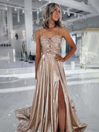 Vestido largo de fiesta línea A con tirantes de espagueti metálicos y brillo champán con abertura
