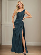 Robe longue demoiselle d'honneur en satin bleu marine foncé, ligne A, une épaule, avec volants