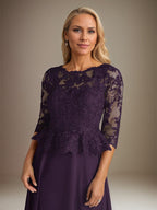 Vestido longo de chiffon ameixa, modelo evasê, decote canoa, mangas 3/4 e apliques