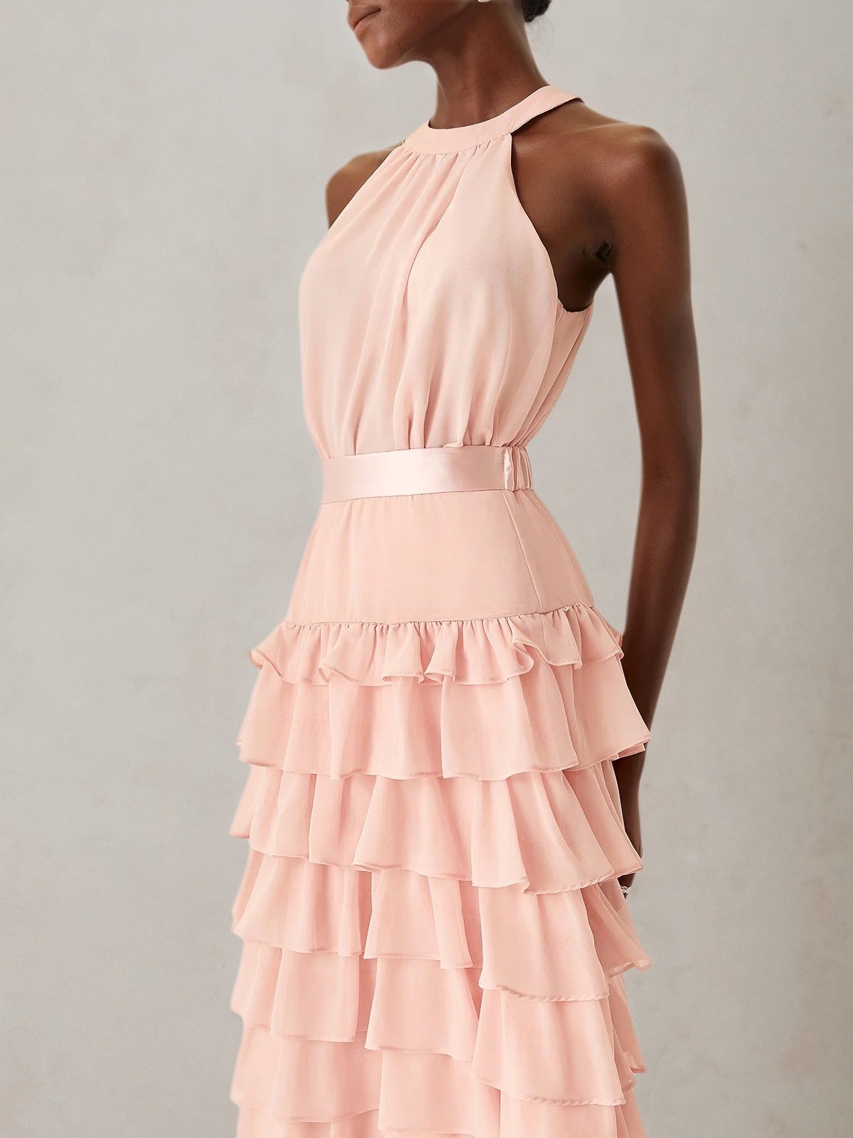 Rosa zweiteiliges Maxikleid aus gestuftem Chiffon mit Peplum, Neckholder und ärmellos in A-Linie