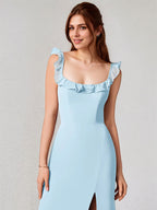 Abito lungo azzurro in chiffon con scollo quadrato, senza maniche e spacco alto