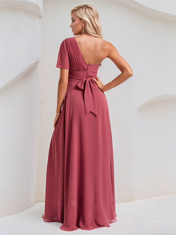 Vestido largo de dama de honor de gasa color canela con línea A, un hombro y mangas cortas