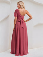 Vestido largo de dama de honor de gasa color canela con línea A, un hombro y mangas cortas
