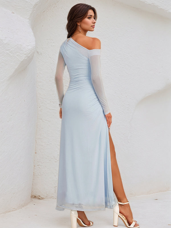 Abito lungo color azzurro cielo in chiffon, monospalla con maniche lunghe e spacco alto alla caviglia