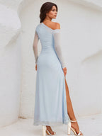 Abito lungo color azzurro cielo in chiffon, monospalla con maniche lunghe e spacco alto alla caviglia