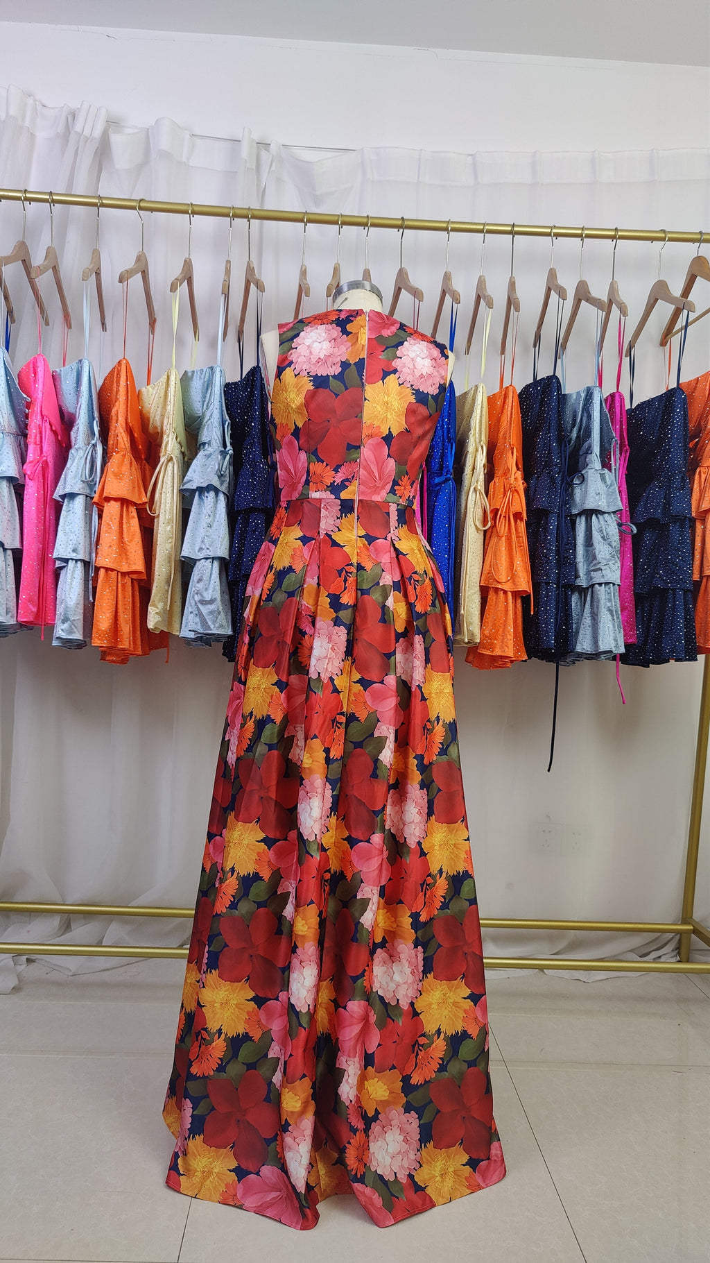 Robe mère de la mariée en ligne A à col en V avec motif floral