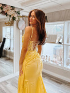 Vestido longo de baile amarelo sereia com alças finas, decote coração e lantejoulas com fenda