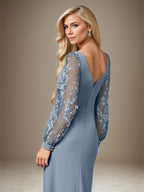 Vestido longo azul acinzentado em crepe stretch com decote redondo, mangas longas e aplicações