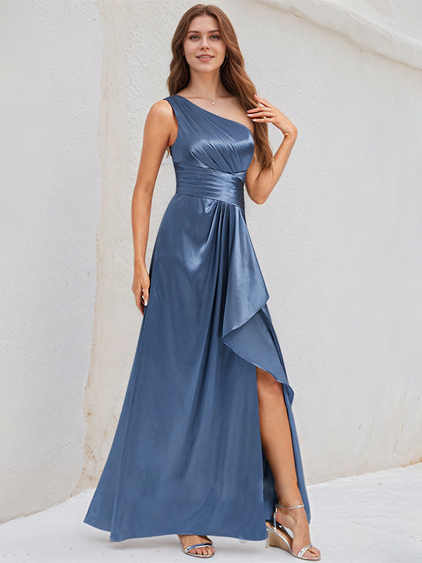 Vestido longo de cetim em linha A, um ombro só e sem mangas com fenda