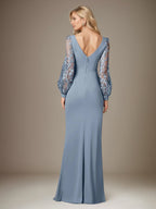 Vestido longo azul acinzentado em crepe stretch com decote redondo, mangas longas e aplicações