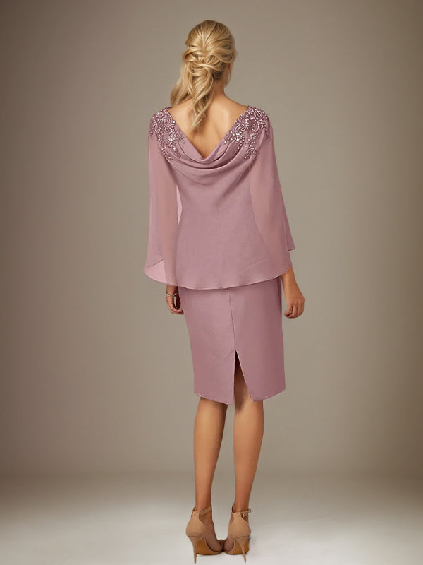 Malvenfarbenes Etui/Säulen Chiffon Kleid mit Bateau-Ausschnitt und Cape-Ärmeln knielang