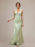 Vestido de dama de honor trompeta/sirena de satén verde salvia polvoriento con tirantes de espagueti, sin mangas y largo hasta el suelo