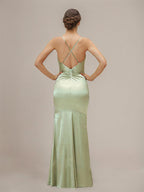 Vestido de dama de honor trompeta/sirena de satén verde salvia polvoriento con tirantes de espagueti, sin mangas y largo hasta el suelo