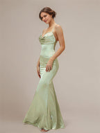 Vestido de dama de honor trompeta/sirena de satén verde salvia polvoriento con tirantes de espagueti, sin mangas y largo hasta el suelo