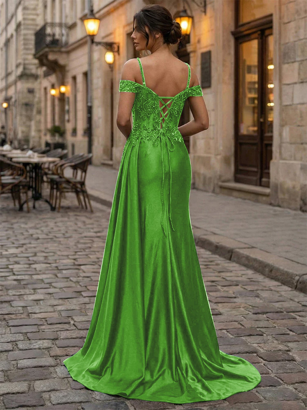 Vestido longo de festa verde esmeralda em cetim com corpete bordado