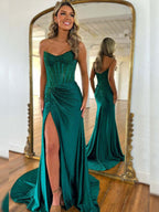 Vestido Verde Sereia Tomara que Caia com Corpete Bordado e Fenda para Baile