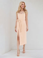 Pfirsichrosa Stretch-Crêpe-Kleid mit quadratischem Ausschnitt, ärmellos, tea-length und hohem Schlitz