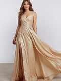 Vestido formal longo champanhe em linha A com decote em V e fenda