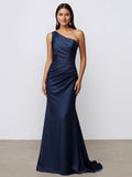 Vestido formal largo satinado azul marino estilo sirena con un solo hombro