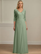 Vestido de mãe da noiva em chiffon com renda, longo, modelo evasê, com decote em V e paetês plissados