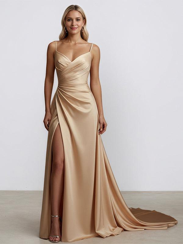 Vestido formal largo champán línea A con tirantes de espagueti y escote en V con abertura