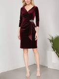 Robe courte fourreau en velours avec encolure croisée, jupe cascade et détail ornemental à la hanche