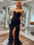 Vestido línea A de tul negro sin tirantes, con volantes en capas y apliques para graduación