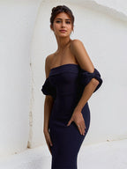 Vestido justo de chiffon azul marinho tomara que caia, comprimento até o chão, com mangas bufantes em laço