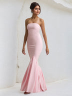 Abito sirena rosa in chiffon plissettato, senza spalline e lungo fino a terra