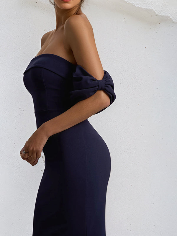 Vestido justo de chiffon azul marinho tomara que caia, comprimento até o chão, com mangas bufantes em laço