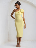Abito tea length giallo in chiffon monospalla con fiocco