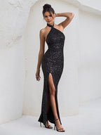Schwarzes Pailletten-Kleid mit Neckholder, offenem Rücken, asymmetrischer Länge und hohem Schlitz