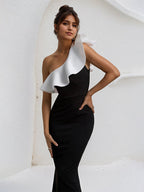 Schwarz-Weißes Ein-Schulter bodenlanges Kleid mit Volants, formelles Party-Kleid