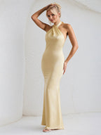 Vestido formal largo para fiesta color champán de satén con cuello halter cruzado y espalda abierta