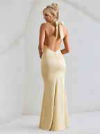 Vestido formal largo para fiesta color champán de satén con cuello halter cruzado y espalda abierta
