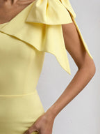 Abito tea length giallo in chiffon monospalla con fiocco