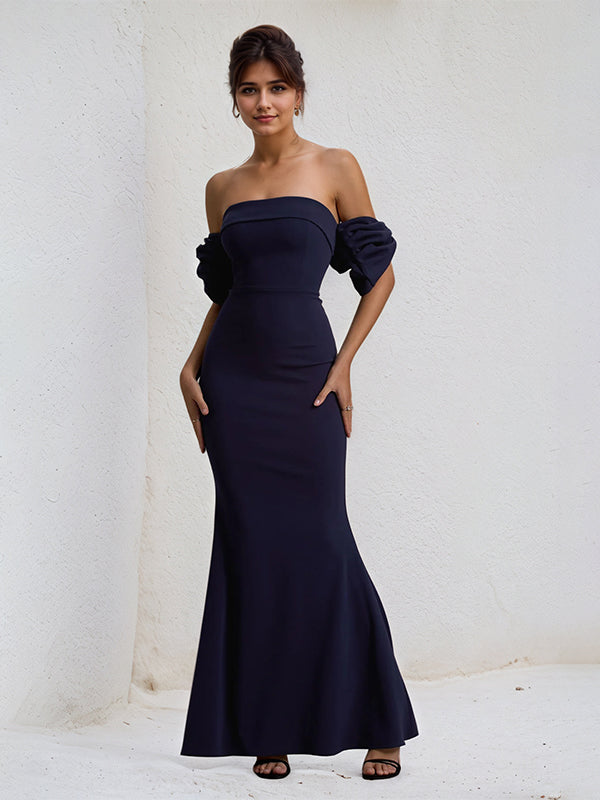 Vestido justo de chiffon azul marinho tomara que caia, comprimento até o chão, com mangas bufantes em laço