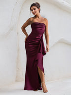 Vestido vinho em cetim ombro a ombro, sem mangas, com babados e fenda alta