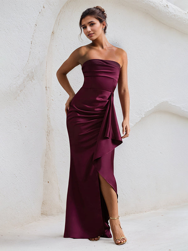 Vestido vinho em cetim ombro a ombro, sem mangas, com babados e fenda alta