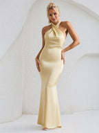 Vestido formal largo para fiesta color champán de satén con cuello halter cruzado y espalda abierta