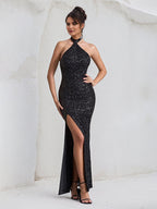 Schwarzes Pailletten-Kleid mit Neckholder, offenem Rücken, asymmetrischer Länge und hohem Schlitz