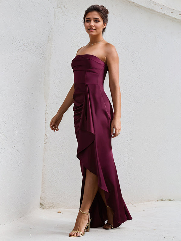 Vestido vinho em cetim ombro a ombro, sem mangas, com babados e fenda alta