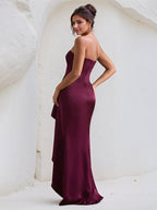 Vestido vinho em cetim ombro a ombro, sem mangas, com babados e fenda alta