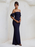 Vestido justo de chiffon azul marinho tomara que caia, comprimento até o chão, com mangas bufantes em laço