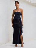 Vestido preto de cetim ombro a ombro, sem mangas, com babados e fenda alta